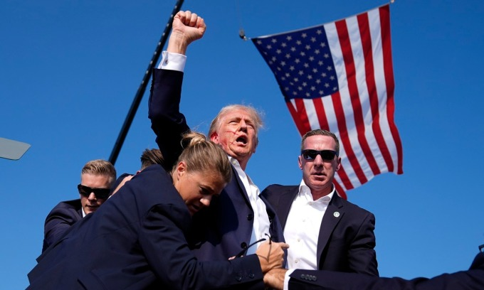Công ty Trump tung ra dòng giày in ảnh ông trùm bóng đá