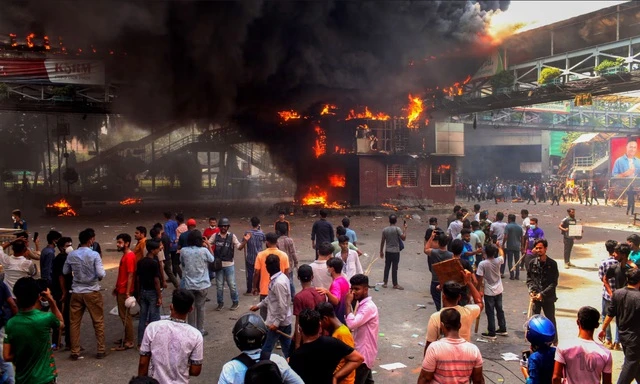 Bangladesh: Nhóm biểu tình tấn công nhà tù giữa lúc áp dụng lệnh giới nghiêm