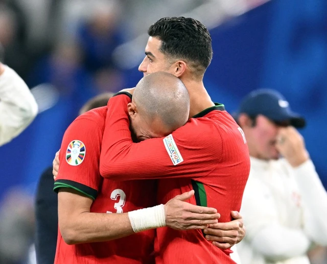 Sự rạng rỡ và những giọt nước mắt của Pepe và Ronaldo: Kết thúc của kỷ nguyên huy hoàng