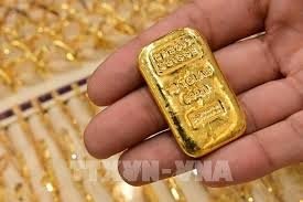 Người dân xếp hàng mua vàng khi giá \